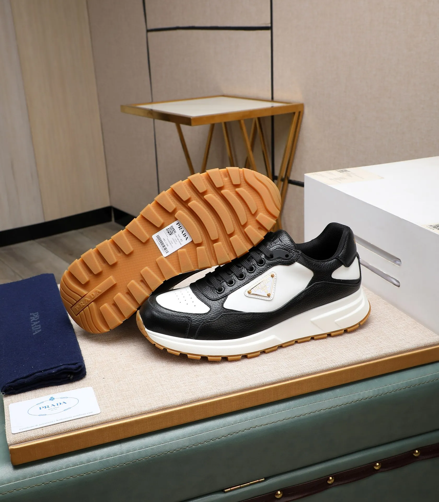 Men's shoes 💰580 high version official website popular models are on the market, 🆘 trendy brand (Prada) mainly promotes popular models, avant-garde and versatile fashionable men's shoes private version mold opening, cowhide surface splicing 1:1 replica... fashionable and simple, original imported cowhide lining cowhide feet; the atmosphere and personality are more fashionable, eye-catching and pursuing class. It will subvert the old idea and be a must-have for fashion trendsetters with you! Must keep it for yourself! Tall and comfortable, large and low, high-end quality workmanship. Size: 38-45; 3️⃣colors available.